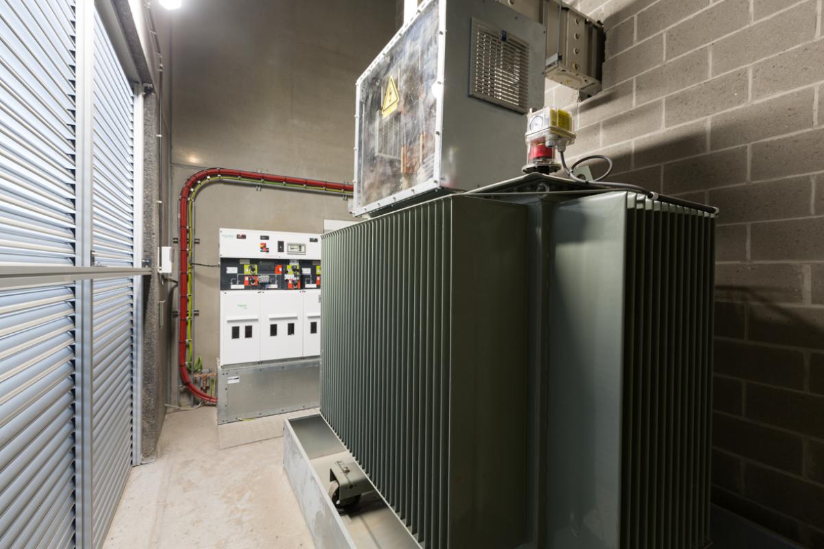 Overzicht RM6-cel + transfo met transfobak
