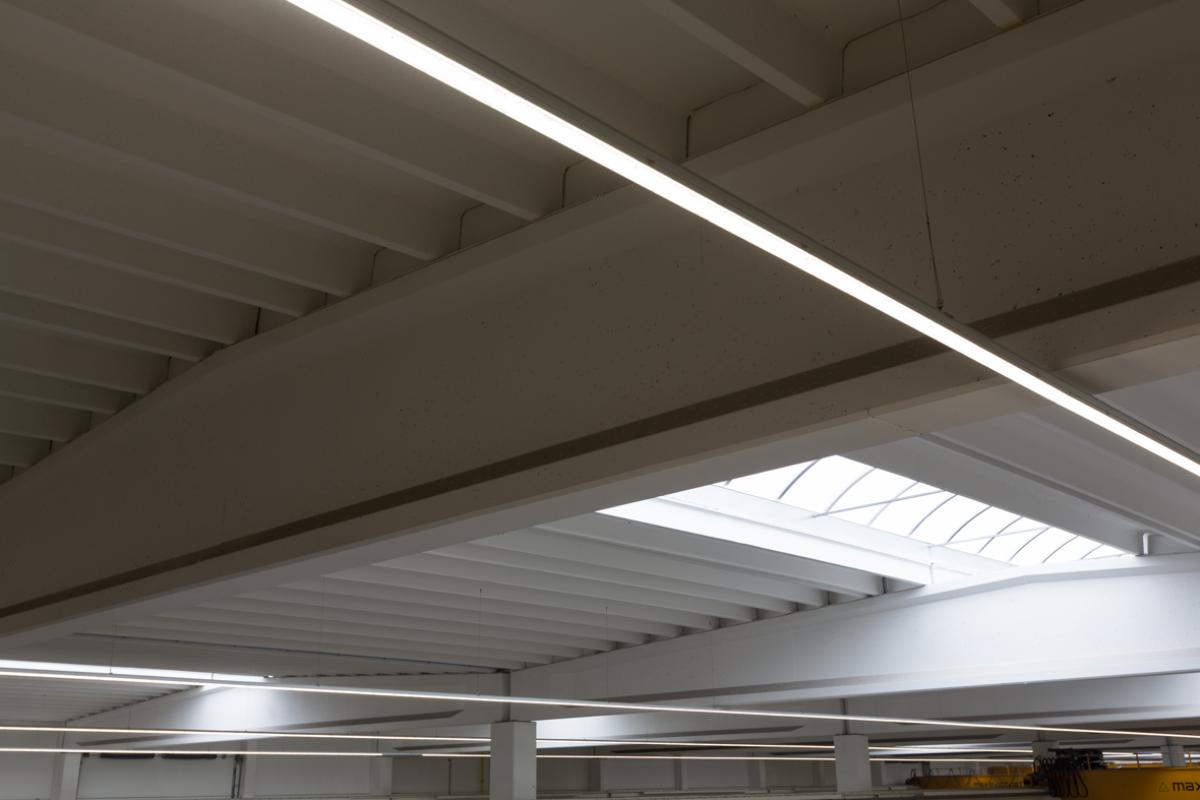 Verlichtingslijnen Trilux E-Line donker