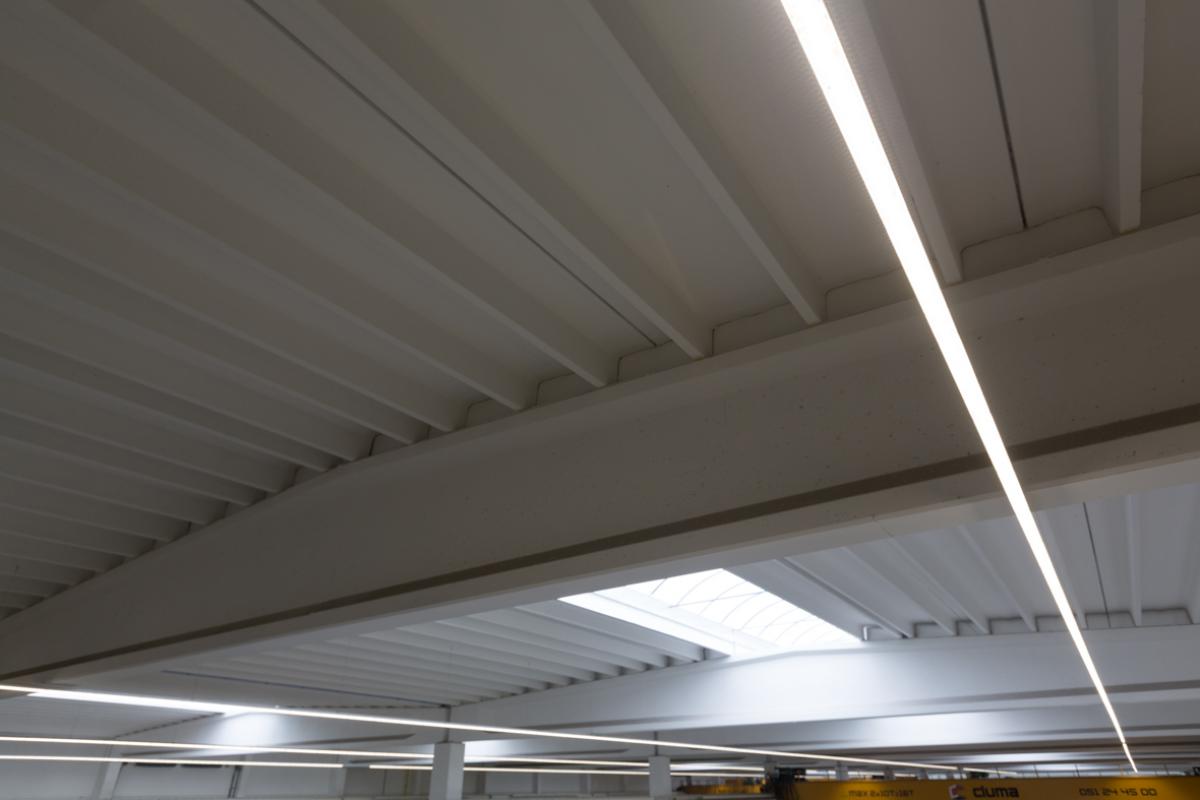 Verlichtingslijnen Trilux E-Line donker