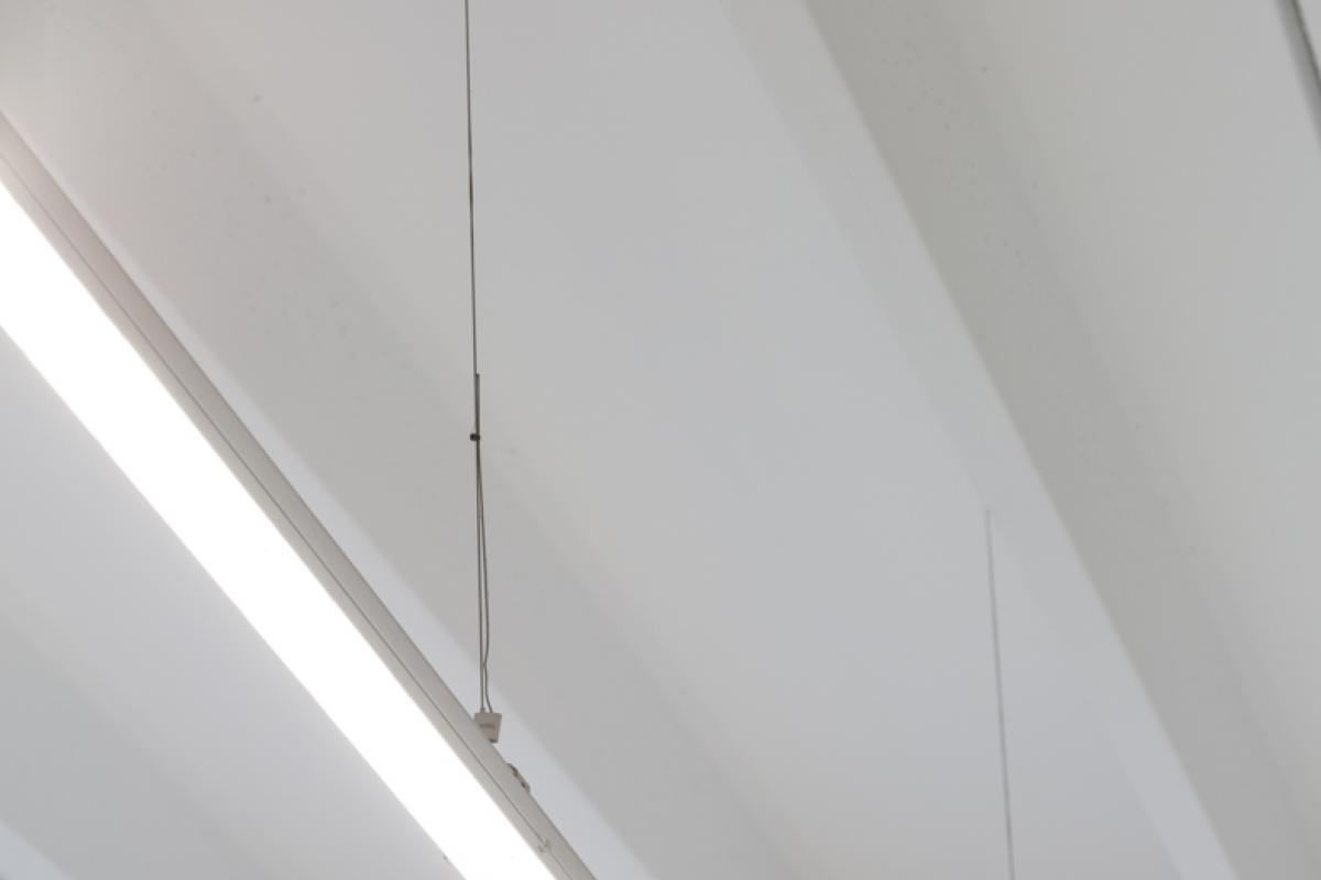 Detail ophanging verlichting Trilux E-Line