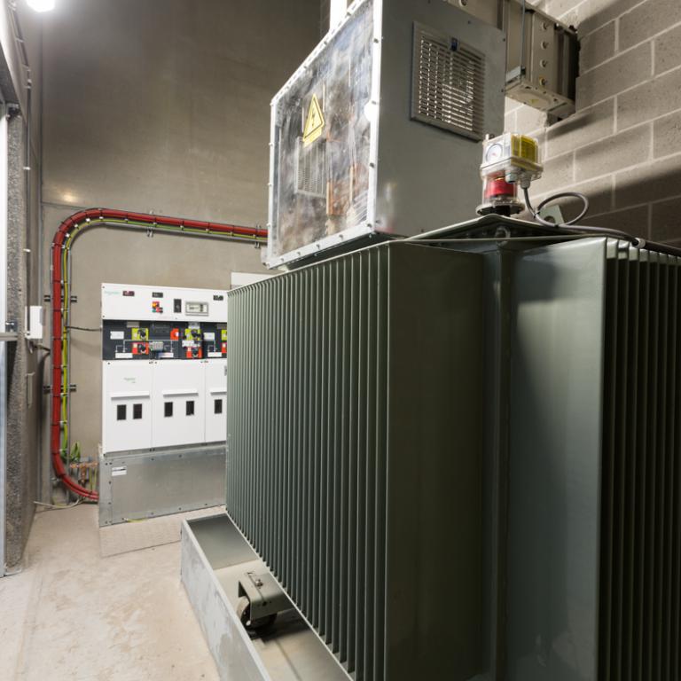 Overzicht RM6-cel + transfo met transfobak